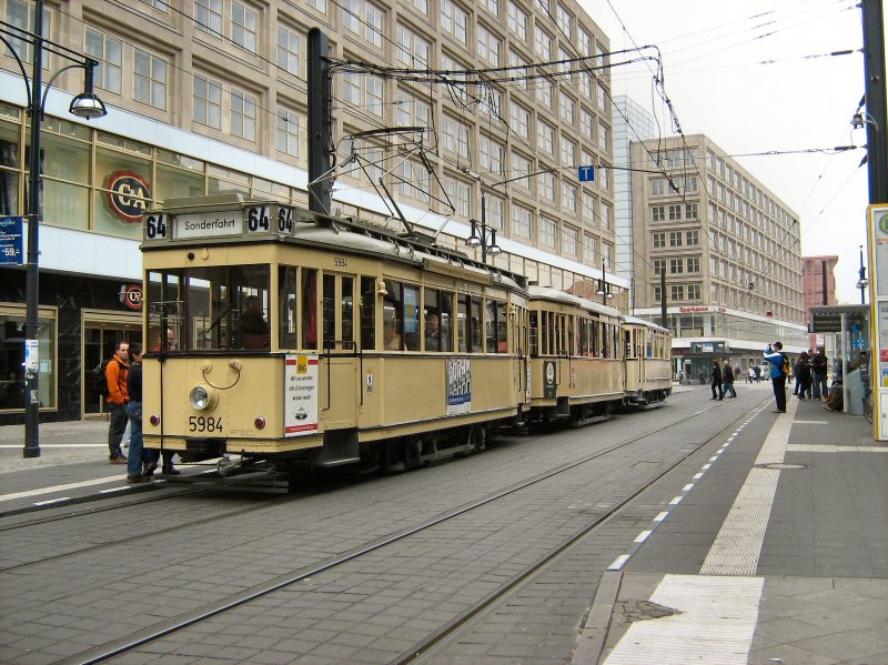 Drei-Wagen-Zug mit Tw 5984 am S-Bhf. Alexanderplatz, Themenfahrt 12. 10. 2008