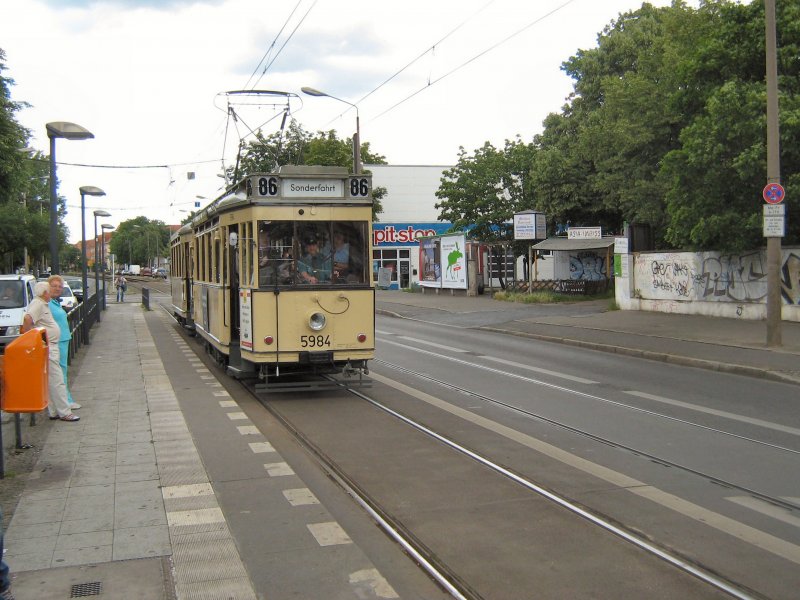 Hist. Tw 5984 mit Beiwagen in Berlin-K�penick, Sommer 2007
