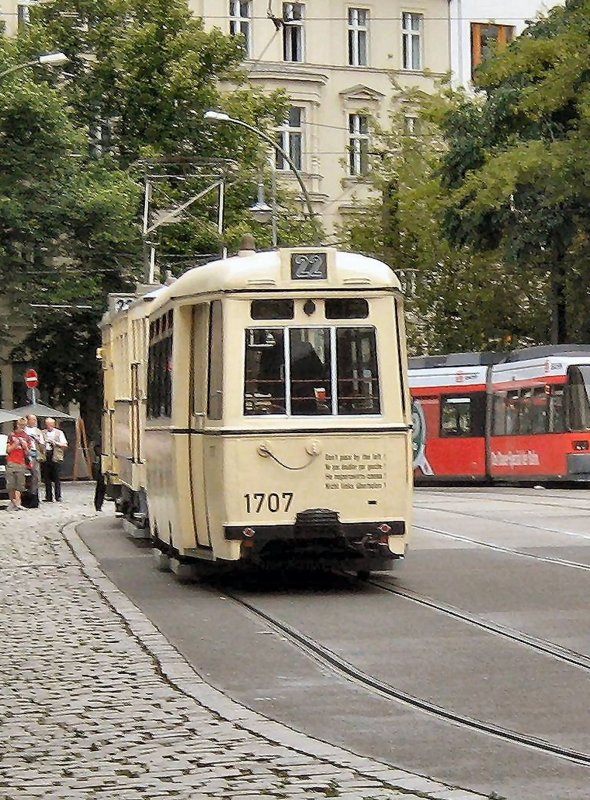 Hist. Zug mit Beiwagen 1707 in der Schleife Hackscher Markt


http://altebahnen.startbilder.de/bilder/thumbs/tn_1982.jpgn 