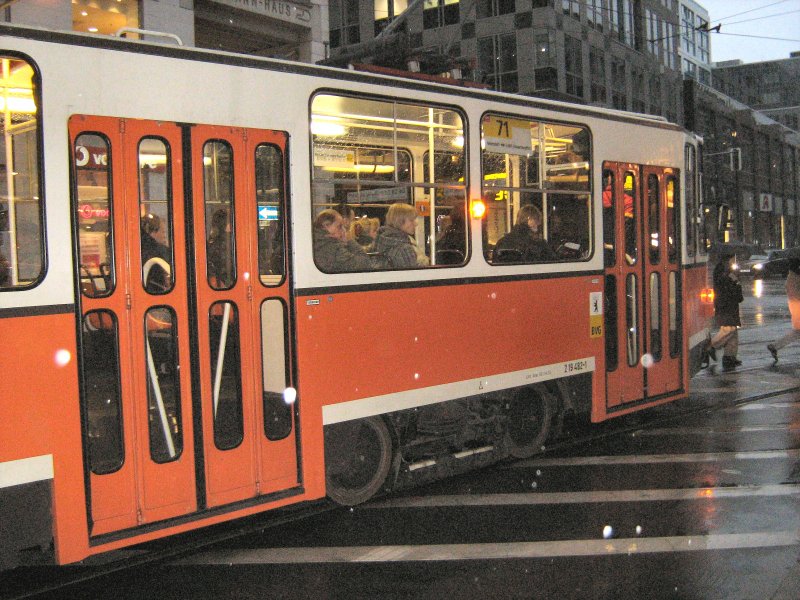 KT4D (482) biegt in die Friedrichstrasse ein, Berlin November 2007