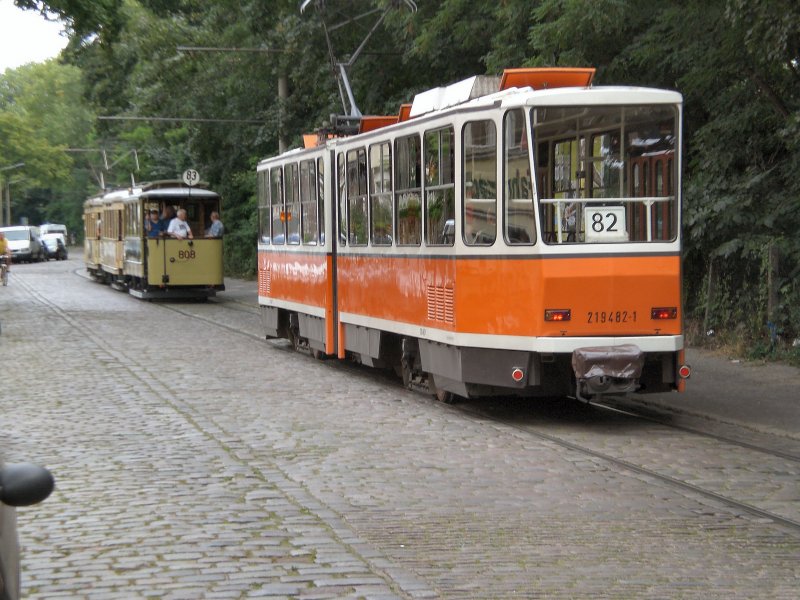 KT4D in der Schleife Hirtestrasse am S-Bhf K�penick, davor der T24-Zug, Berlin 8. August 2009