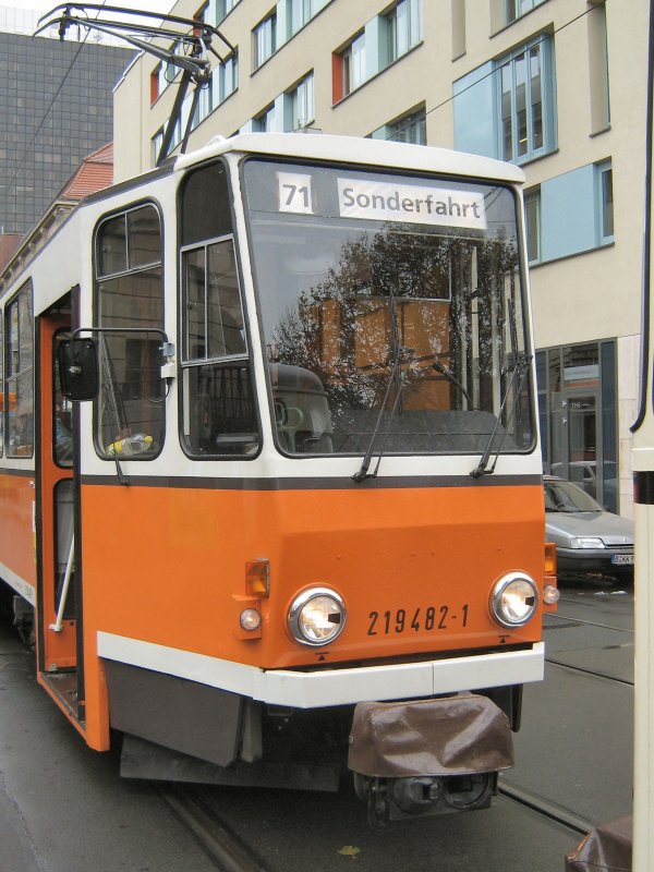 KT4D - Tw 482 - Stirnansicht in der Schleife Am Kupfergraben in Berlin-Mitte, November 2007