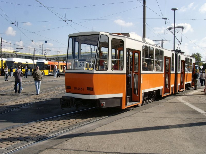 Kurz vor der Abfahrt zum Bhf Lichtenberg im Bh Lichtenberg, der KT4D-Tw 482, Berlin Oktober 2009
