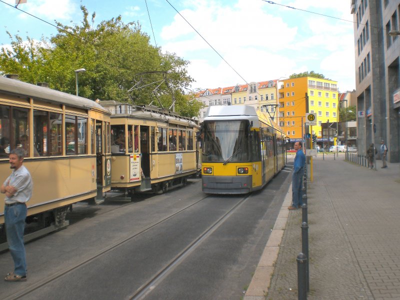 Linienzug der Linie M13, daneben Strassenbahnzug Typ T24 mit Beiwagen, Berlin Juli 2009