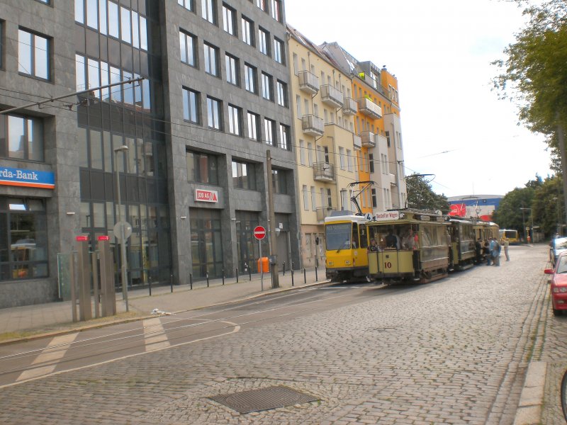 Linienzug und Sonderwagen in der Endschleife der M13 (Warschauer Strasse), Berlin Juli 2009