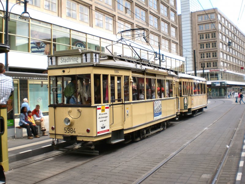 T24 mit B24 an der Hst. S-Bhf Alexanderplatz, Juli 2009