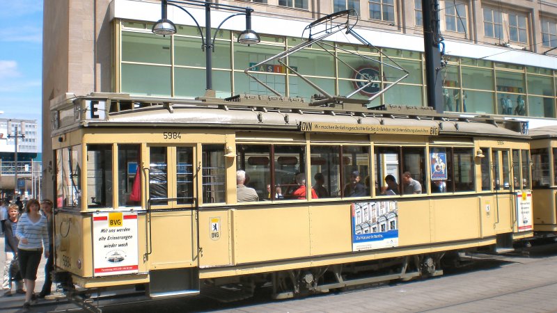 T24-Strassenbahntriebwagen (Baujahr 1925) in Berlin-Alexanderplatz am 14. 6. 2009