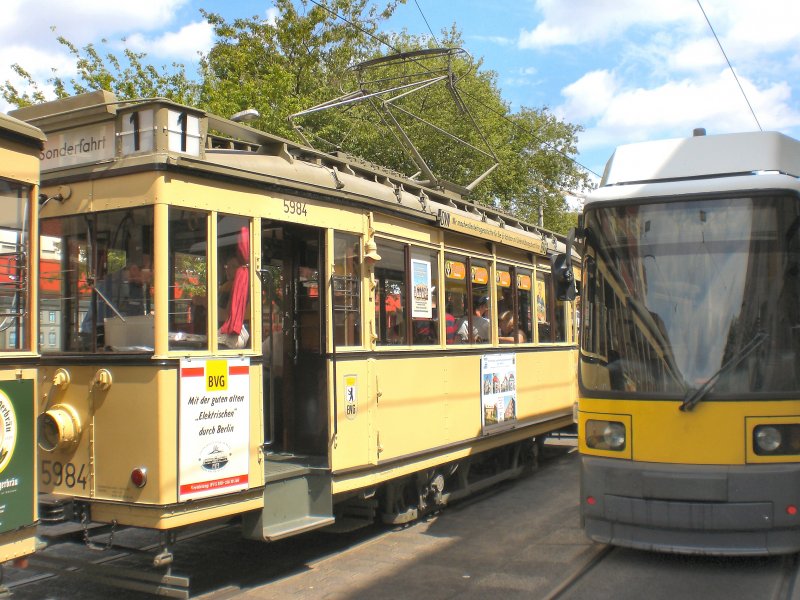 T24-Tw in der Endschleife neben einen Niederflurwagen der Linie M13, Berlin Juli 2009