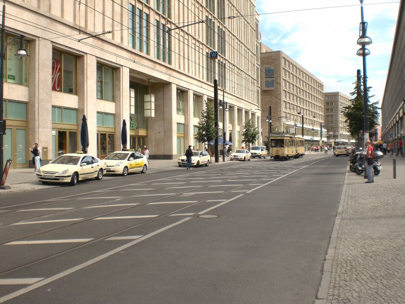 T24/B24 verl��t gerade die Hst. S-Bhf Alexanderplatz (M2), Berlin Juli 2009