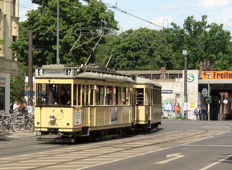 T24/B24-Zug biegt in die B�lschestrasse ein, Berlin-Friedrichshagen 17.5.2009