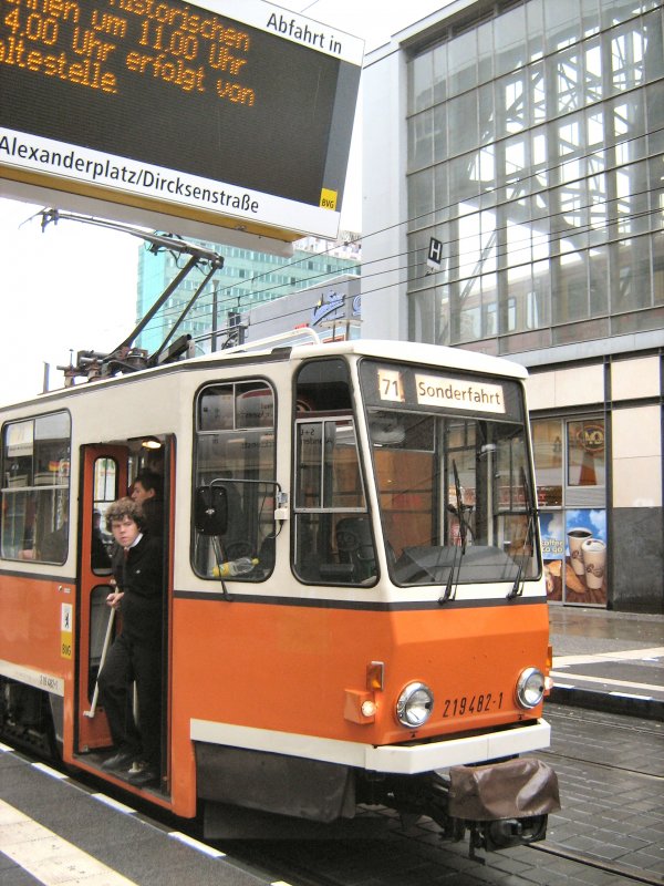 TATRA Tw 482 an der Haltestelle Alexanderplatz vor Beginn der Themenfahrt, November 2007