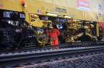 Der Bffel bei der Arbeit. Austausch der Schwellen zwischen Duisburg und Ratingen am 09.01.2011.
