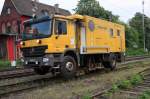 Ein Zweiwege LKW auf dem Weg durch Lintorf. Aufgenommen am 29.04.2011