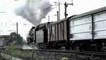 41 360 mit Gterzug und laut zischendem Dampf aus den Sicherheitsventilen; Parade 150 Jahre Deutsche Eisenbahn in Nrnberg-Langwasser am 14.09.1985.