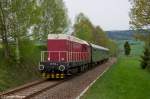 br-107-v75/306382/die-railsystems-107-018-4--v75 Die Railsystems 107 018-4 ( V75 018 ) mit einem Sonderzug von Schwarzenberg (Erzg.) nach Annaberg-Buchholz bei Markersbach am 10.05.2013