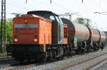 Die 202 271-3 der Bocholter Eisenbahn zieht drei Kesselwagen durch Duisburg Neudorf am 20.05.2010