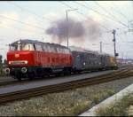 V 160 003, aus der Vorserien-Reihe, prsentiert sich mit der Doppelstockeinheit der ehemals Lbeck Bchner Eisenbahn bei der Parade 150 Jahre Deutsche Eisenbahn, in Nrnberg Langwasser am 14.09.1985.