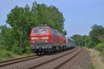 218 385-3 und 218 xxx-x ziehen am 2.8.11 den IC 2193 Westerland-Göttingen durch Moorhusen