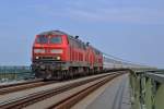 218 340-8 und 218 xxx-x überqueren am 2.8.11 mit dem IC 2310 Frankfurt(Main)-Westerland(Sylt) den Nord-Ostsee Kanal auf der Hochbrücke Hochdonn