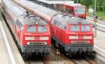 218 293-7 und 218 660-8 stehen abfahrbereit in Memmingen; im Hintergrund wartet 650 317-1 auf die Ausfahrt in Gegenrichtung, am 21.05.2009.
