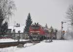 Die 218 472-9 hat den einzigen noch verbliebenen Bahnbergang in Vhringen, sdlich des Bahnhofs berquert, am 14.02.2010.
