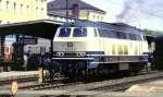 218 218-6 mit der beige-blauen Versuchslackierung hat vom Zug abgekoppelt und fhrt davon. Ich bin fr das Foto gerade noch rechtzeitig gekommen, in Regensburg am 15.05.1982.
