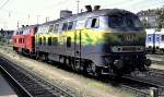 218 418-2 im Touristik-Gewand hat gemeinsam mit einer weiteren 218 den IC Allgu aus Oberstdorf gezogen und in Ulm an eine E-Lok abgegeben, am 18.05.2002.