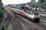 218 355-6 und eine weitere 218 fahren mit dem EC Bavaria in Memmingen ein, am 13.07.1996.