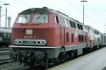 218 210-3 und 218 217-8 in Ansbach vor einem D-Zug, am 25.06.1982.