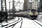 218 400-0 fhrt mit einem D-Zug aus Lindau in Ulm ein, am 23.11.1980. Aus wenn die Fahrzeuge aufgrund der Witterung recht verschmutzt aussehen, bestechend finde ich die durchgngig einheitliche Farbgebung.