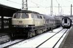 218 474-5 wartet in Ulm mit einem Nahverkehrszug (Silberlinge) auf die Ausfahrt, am 23.11.1980.
