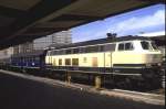 218 315-0 ist am 08.05.1988 gerade in den Mnchner Flgelbahnhof eingefahren, mit einem Nahverkehrszug und an erster Stelle einem Wagen der Tegernseebahn. 