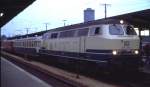Am Abend des 25.06.1982 bekam ich in Augsburg noch diese interesante Zuggarnitur mit 218 418-2 und einem 515/815 im Schlepp zu sehen. Es wurde die Leerfahrt der 218 eingespart und gleichzeitig die Akkus des Triebwagens geschont.