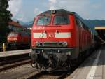 Am 04.07.2010 wartet 218 464 mit Ihren Silberlingen im Bahnhof Oberstdorf.