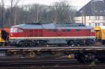 Die 232 223-8 wartet etwas versteckt in Duisburg - Entenfang auf dem DBG Gelndeauf ihren Einsatz. Aufgenommen am 09.01.2011