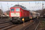 Die 232 908-4 auf dem Weg ins Angertal im Gegengleis in Duisburg - Entenfang am 09.01.2011