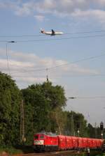 Zug trifft Flug. Eine 232 und ein A330-00 der Emirates. Aufgenommen in Lintorf am 16.07.2010