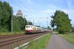 Am 21.8.11 zieht 103 184-8 den IC Flensburg-Kln durch den Ort Brokstedt