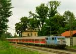 111 031-1, schiebt ihre RB durch den Bahnhof Aßling, Obb.