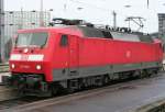 Die 120 106-0 fhrt Lz von Kln Deutzerfeld nach Hansaring am 23.12.2008