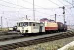 799 711-8 mit 120 002-1 und Begrungswagen im Schlepp; Parade 150 Jahre Deutsche Eisenbahn in Nrnberg-Langwasser am 14.09.1985.
Die einzelnen Bereiche, die vorgestellt wurden, wurden mit Fahrzeugen angezeigt (diese bekamen den Beinamen  Nummerngirls ). Am 14.09.1985 beschdigte die neue 120 die Oberleitung, sodass die Parade zunchst nicht beginnen konnte bzw. ein wenig durcheinander geriet. Ich nutzte die Zeit, die Sitzplatz-Tribne, bei der ich weitgehend nur Hinterkpfe vor die Linse bekam zu verlassen und mich mit jemand von der DB-Bildstelle zusammen zu tun, um im Stehen bessere Bilder machen zu knnen. Meine Frau reichte uns stets neue Filme und verstaute die belichteten. So konnte die gesamte Parade lckenlos fotografiert werden.