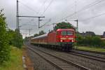 Am 10.8.11 zieht 143 352-3 Neumnster-Hamburg Altona durch den Ort Brokstedt