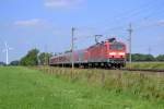 Am 20.8.11 zieht 143 966-0 die RB nach Pinnerberg durch die Geestlandschaft bei Quarnstedt