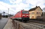 143 882-9 schiebt den Nahverkehrszug unter der Neutorbrcke durch, in den Ulmer Bahnhof, am 26.02.2010.