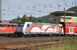 146 227-4 mit der Werbung fr die Neubaustrecke Stuttgart - Ulm fhrt mit dem Doppelstockzug in Geislingen an der Steige ein, am 11.09.2010.