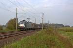 Am 03.10.11 zieht 182 532-2 einen Gterzug Richtung Sden durch die Geestlandschaft bei Strkathen