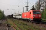 Die Railion 185 157-5 zieht einen Panzerzug samt Besatzung durch Lintorf am 11.04.2011