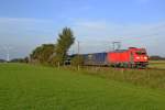 Am 28.9.11 zieht 185 324-8 einen Gterzug Richtung Sden durch die Geestlandschaft bei Quarnstedt