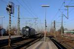 Am 8.3.11 durchfhrt 185 574-1 den Bahnhof Neumnster