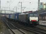 Eine MRCE-Dispolok der BR 189 fuhr am 4. Februar 2010 von Ansbach kommend mit einem Containerzug durch den Wrzburger Hbf Richtung Gemnden. 